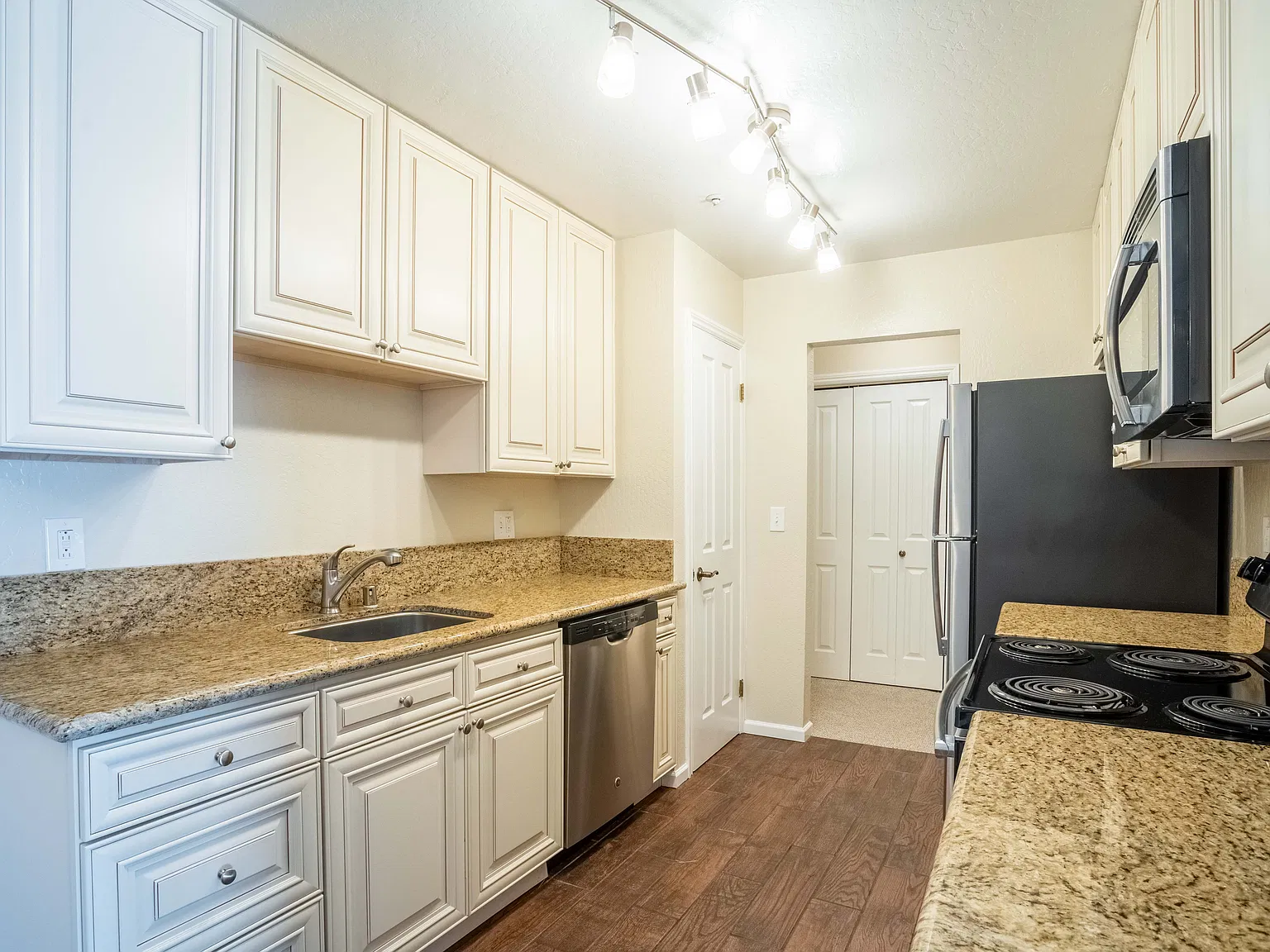 736 Walnut — Photo 2