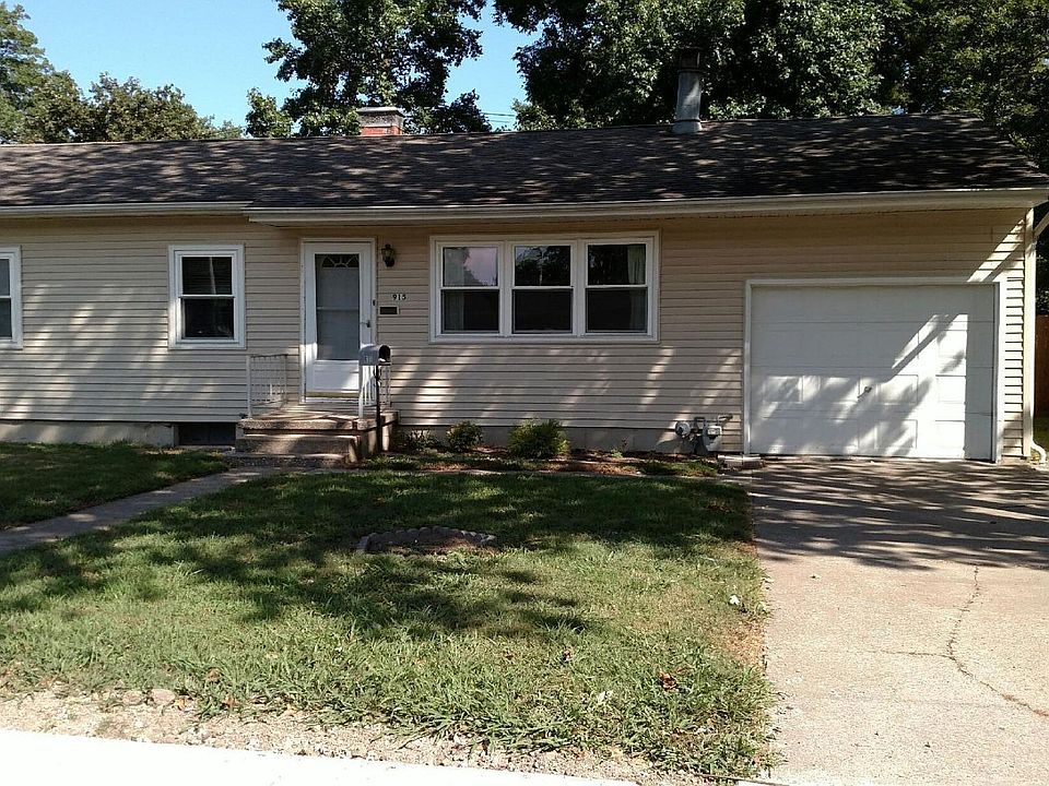FRONT OF HOME WITH ONE CAR GARAGE