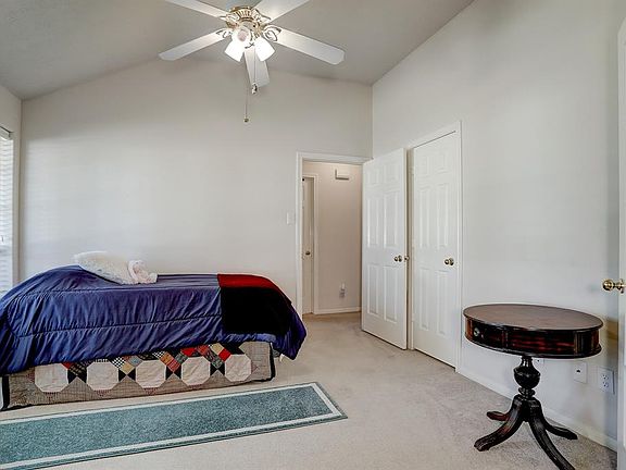 5th image of 805 Courtside Dr E