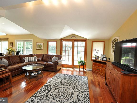 3rd image of 114 Woodview Ln