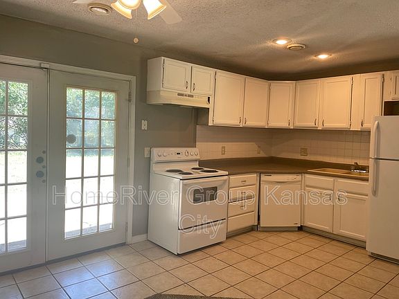 5th image of 10813 Bennington Ave