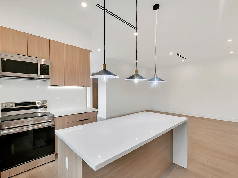 16510 San Fernando Mission Blvd — Photo 13