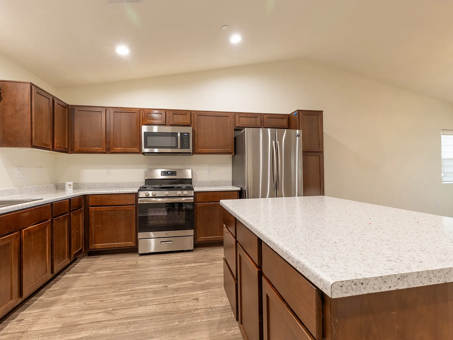 3 bed, 1363 sqft, $2,300 — Photo 4