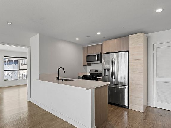 4th image of 725 N Alfred St APT 105