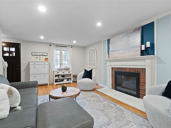 3rd image of 456 Broadmoor Ave
