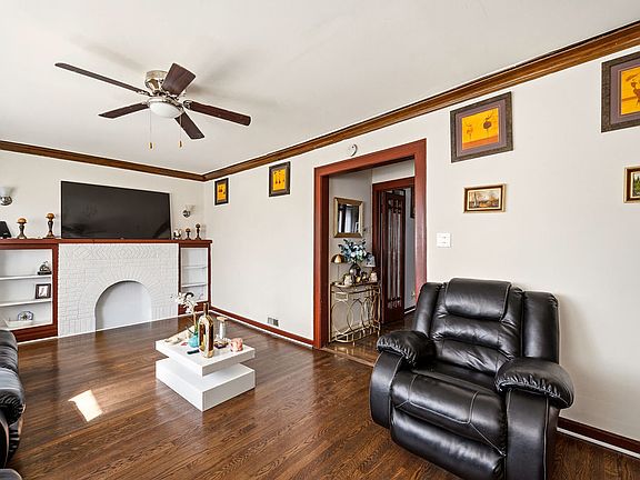 2nd image of 1018 W 115th St