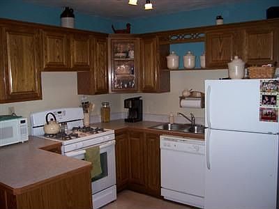 3rd image of 445 Cathy Dr