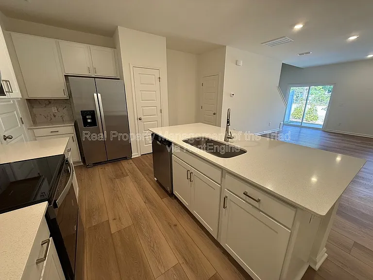 112 Parker Ln — Photo 6