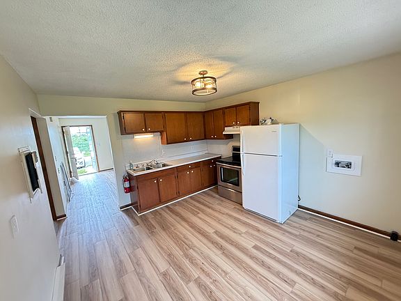 Plenty of space to cook. Washer and Dryer hookup