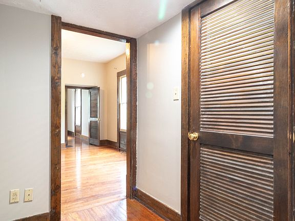 3rd image of 820 Luttrell St #1