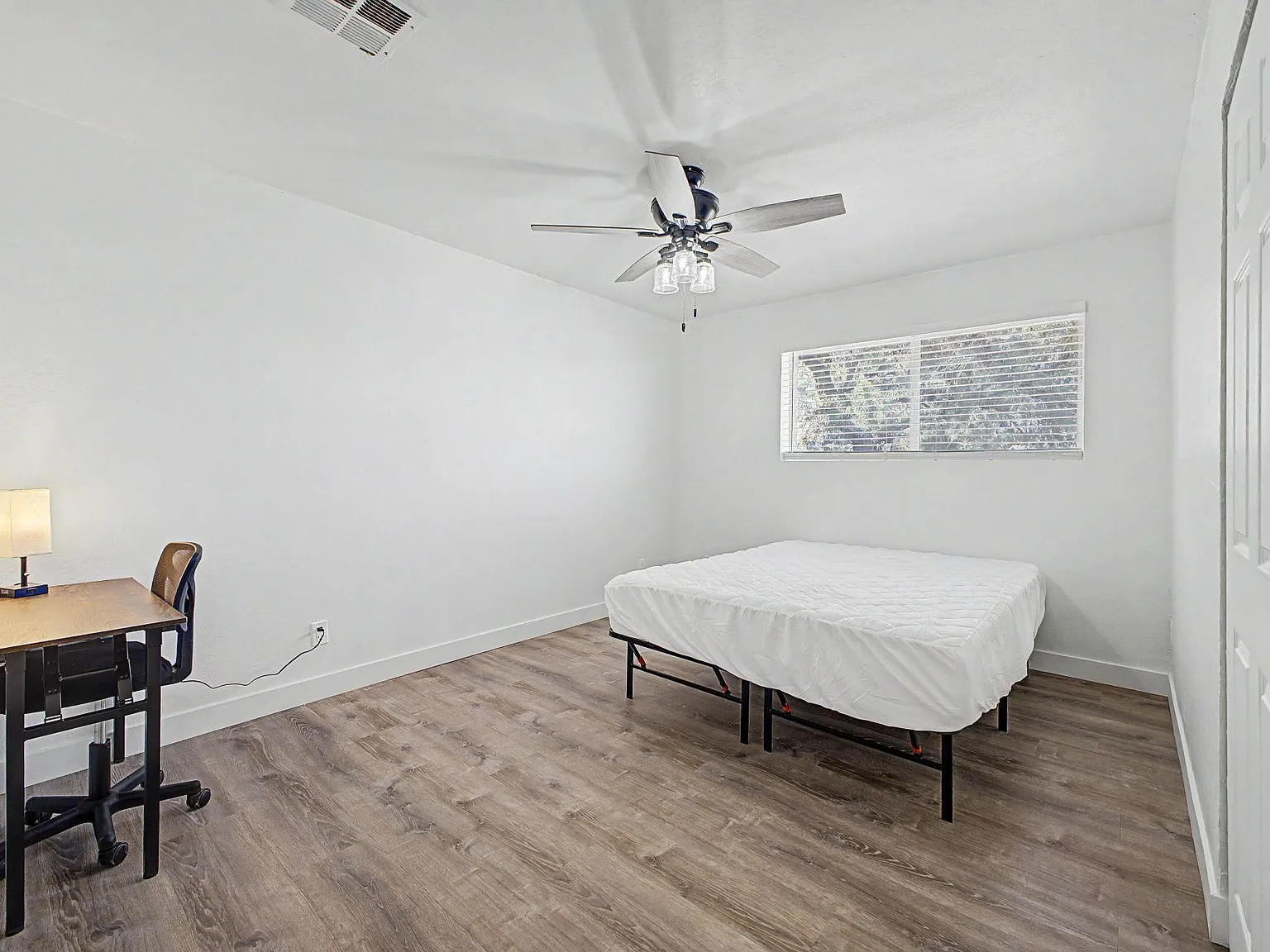 4 bed, 4.0 bath, 2600 sqft, $936 — Photo 2