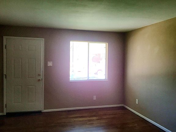 4th image of 10110 Douglas Ct