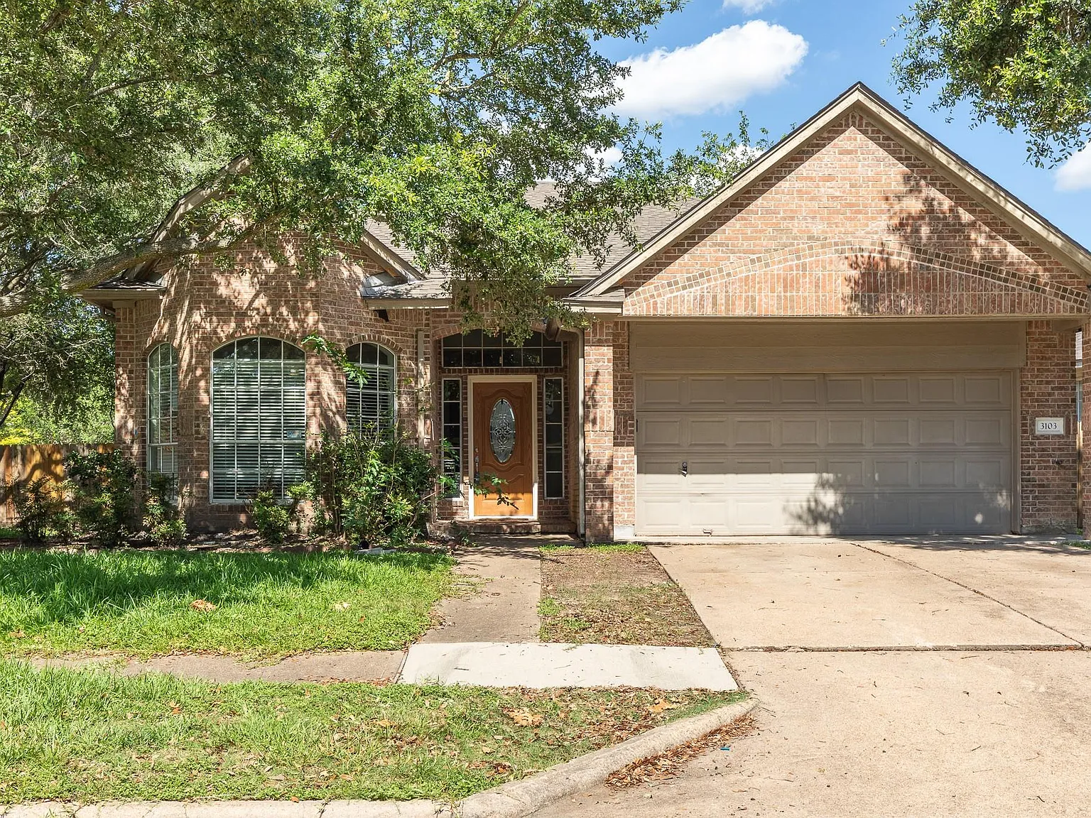 3 bed, 2.0 bath, 2296 sqft, $1,800 — Photo 1