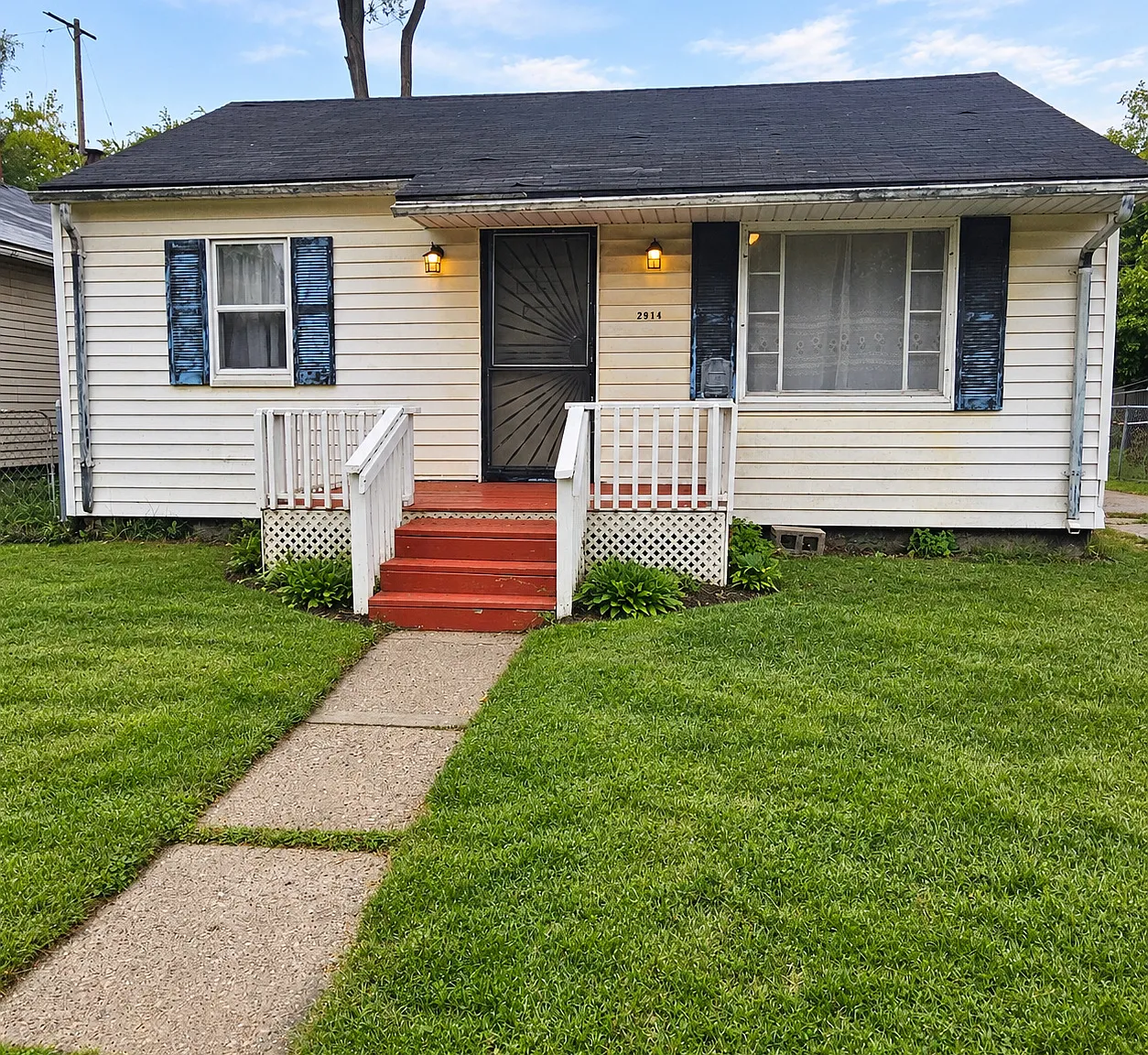 Charming Pet-Friendly 3BR Home with Central AC & Spacious Parking in Flint! — Photo 1