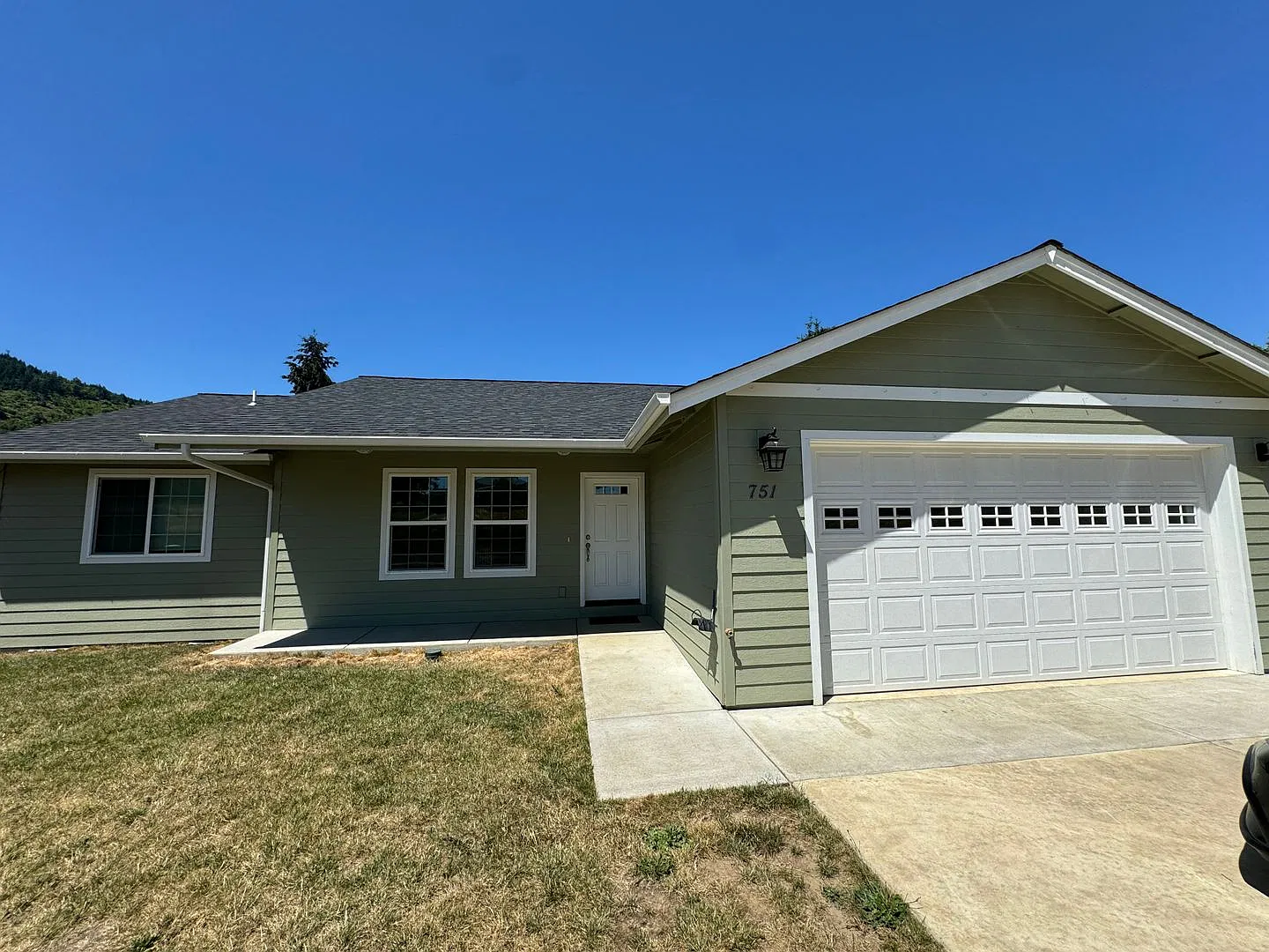 Newer Sutherlin 3 Bedroom Home in New Development — Photo 1