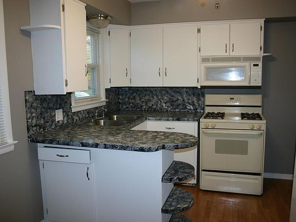 3rd image of 1951 Collingwood Ave SW