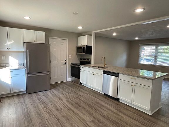 3rd image of 3255 Sutherland Dr