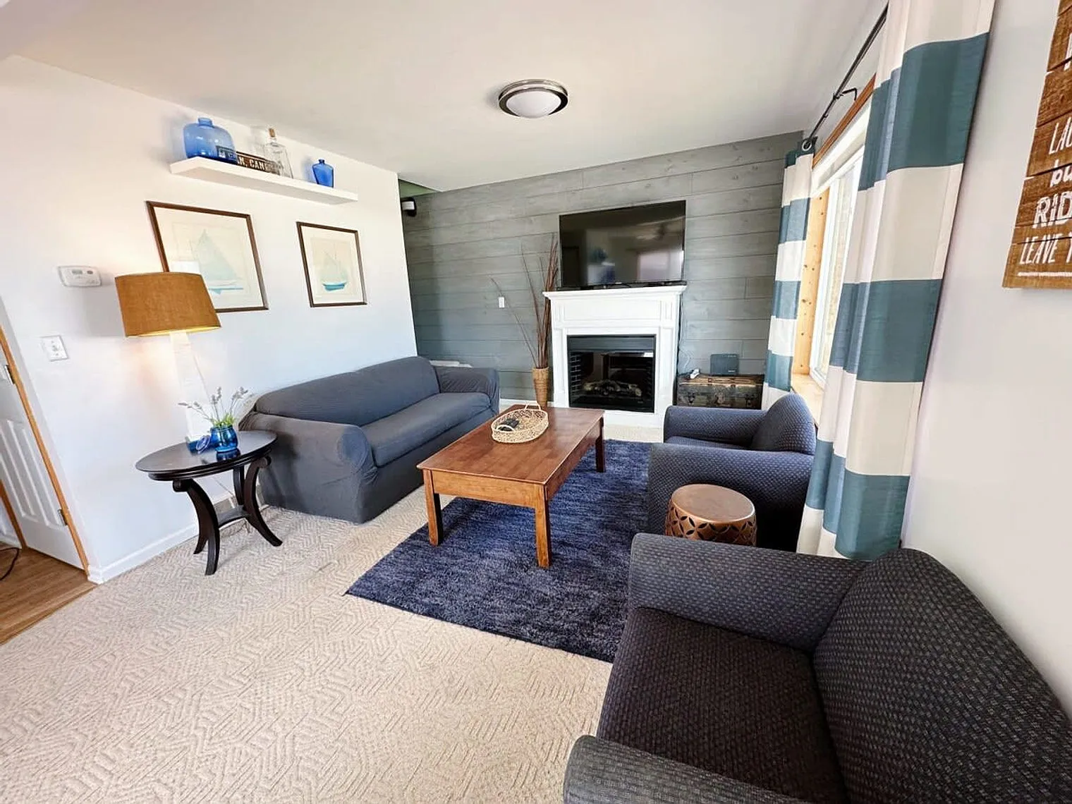 2 bed, 1.0 bath, 893 sqft, $1,300 — Photo 2