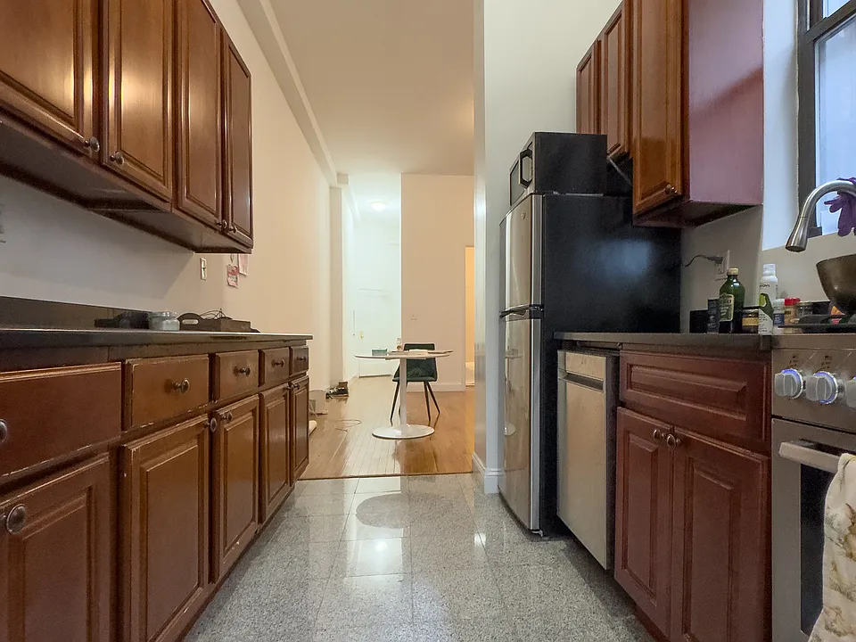 212 W 79th St #1B