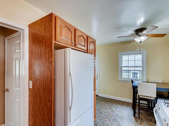 4th image of 239 Butler Ave E