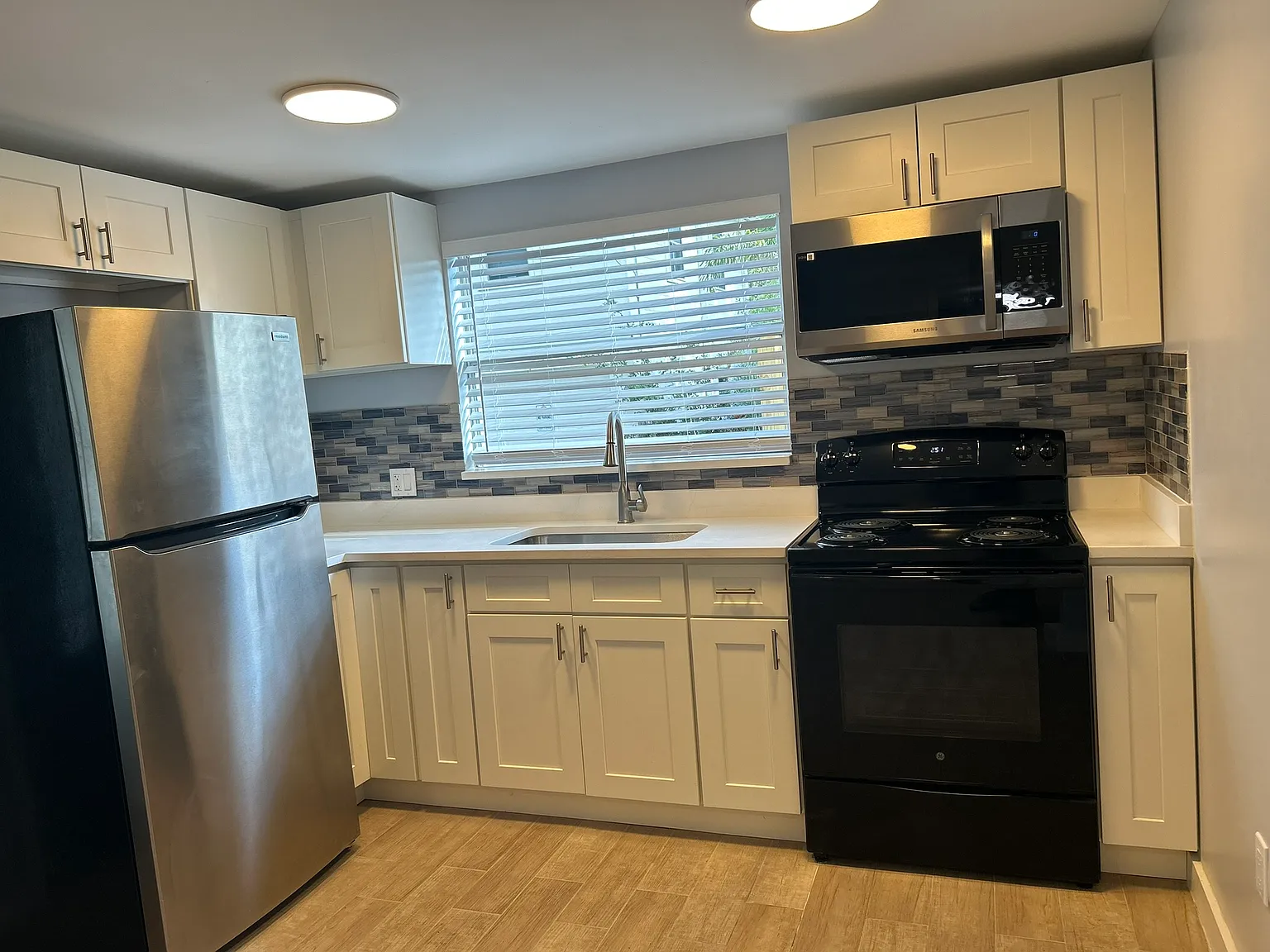 3 bed, 880 sqft, $2,350 — Photo 2