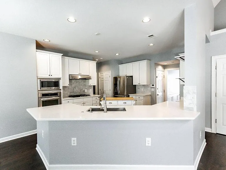 Fully equipped kitchen with top-of-the-line appliances and quartz countertop