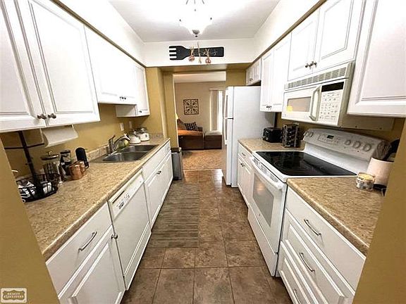 4th image of 664 Oxford Oaks Ln