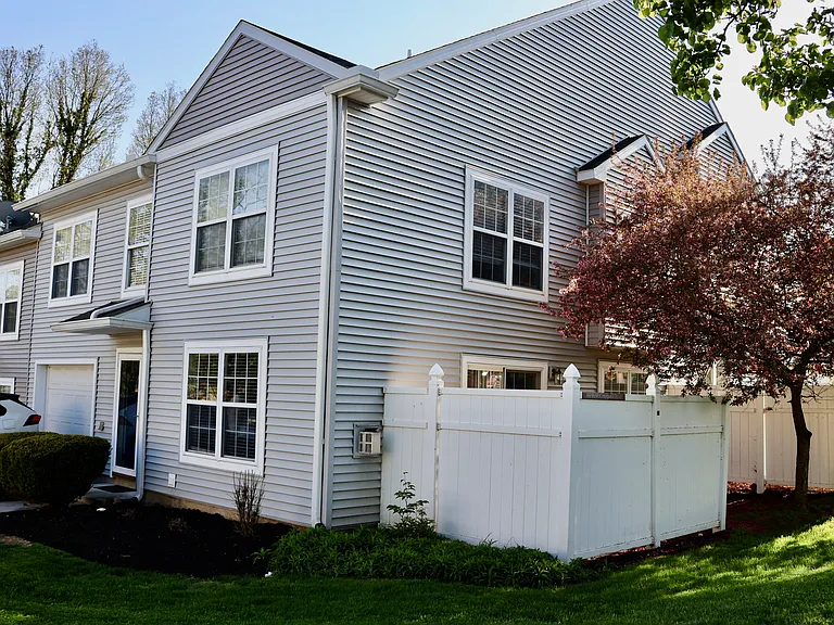 44 Courtyard Dr — Photo 54