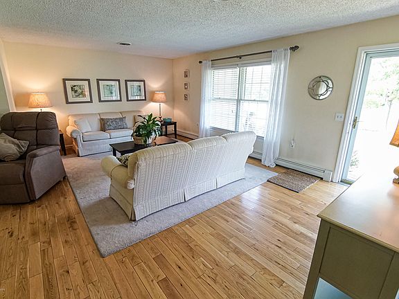 3rd image of 1012 Twin Oaks Dr