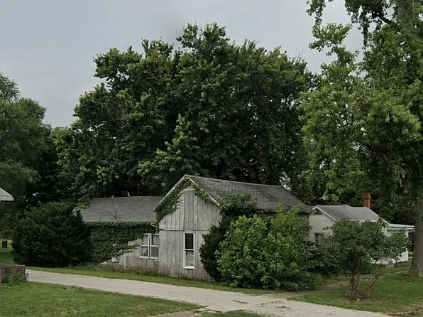 221 7th St, Illiopolis, IL 62539