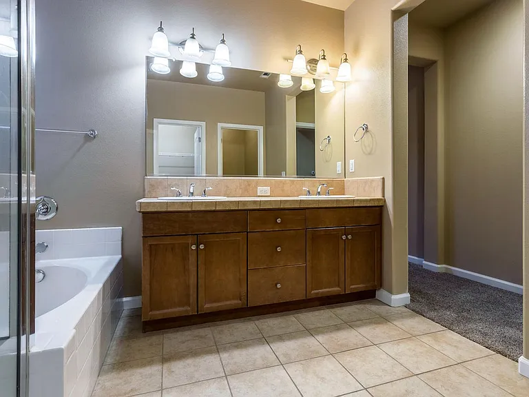 4044 Heritage Ln — Photo 8