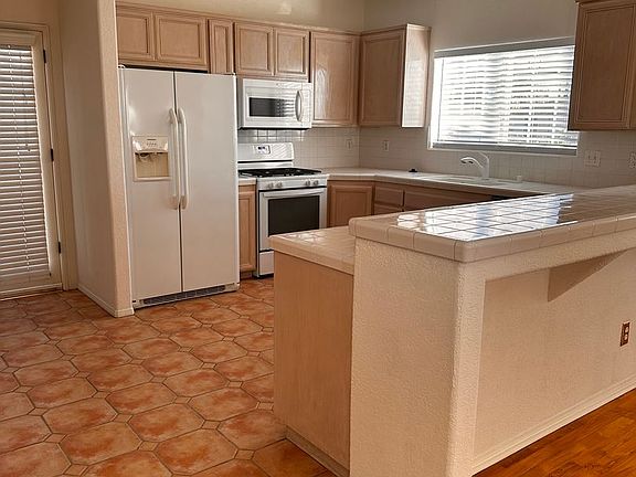 3rd image of 726 Molino Ave