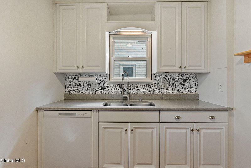 5th image of 22 Sanders Avenue
