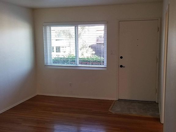3rd image of 3165 Lincoln Ave