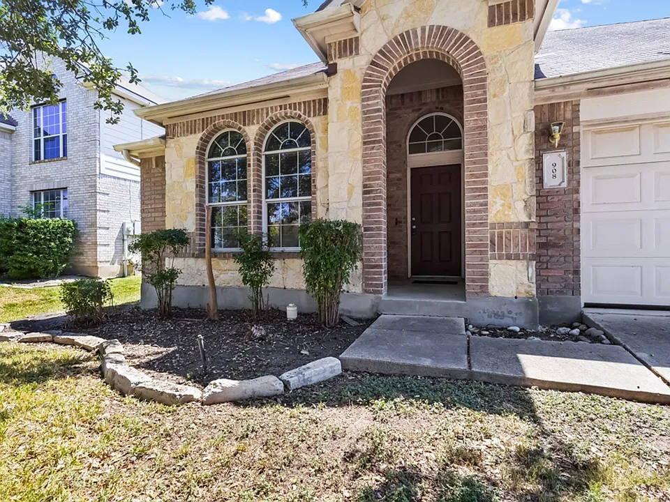 908 Rimrock Trl