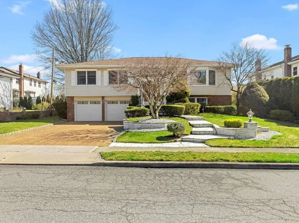 16 Country Village Lane, Manhasset Hills, NY 11040