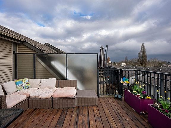 4th image of 4055 Pender St #21