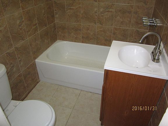 3rd image of 4002 Carpenter Ave APT 2C