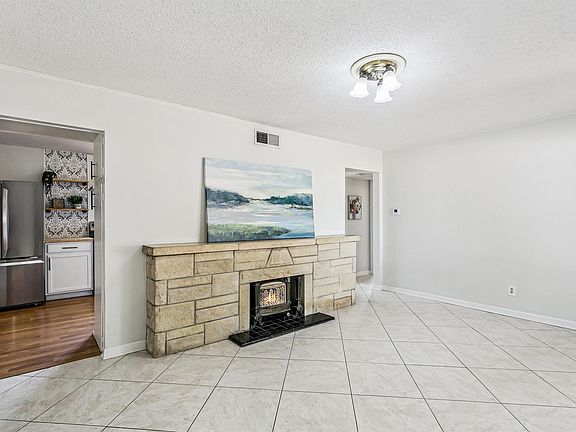 2nd image of 1527 W Dora Ave