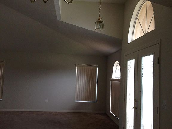 2nd Living room - Entryway