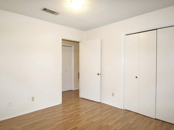 2nd image of 1202-207 Thorpe Ln