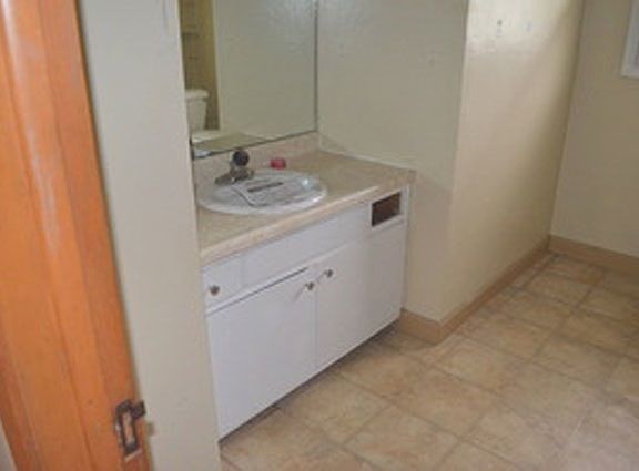 5th image of 145 Trenton Ave