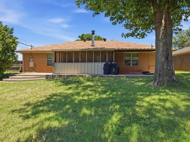 5526 Russell Dr — Photo 22