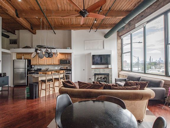 5th image of 2222 W Diversey Ave #301