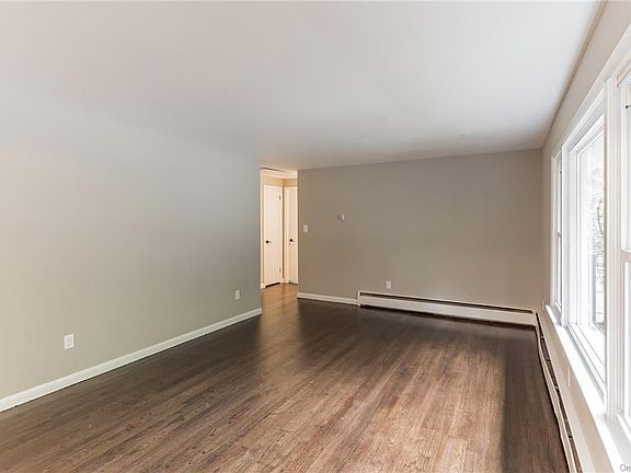 3rd image of 18 Beekman Dr