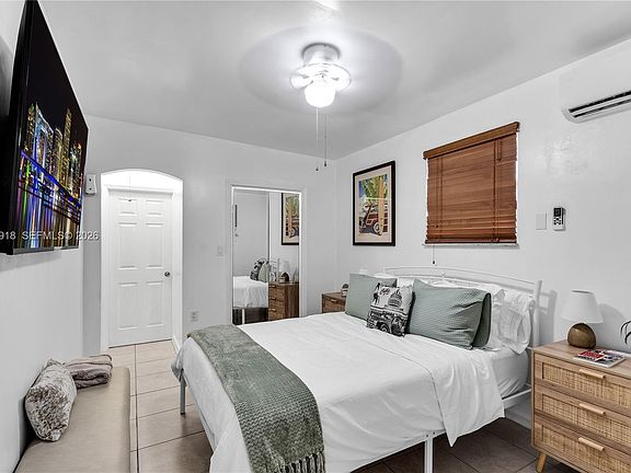 4th image of 1828 SW 6th St #3