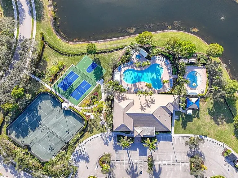 6542 Marbella Dr — Photo 32