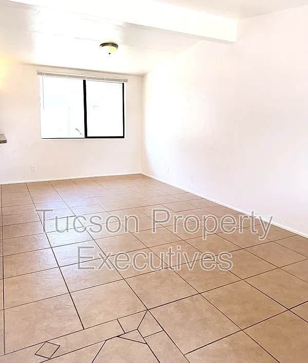 2 bed, 1.0 bath, 650 sqft, $899 — Photo 1