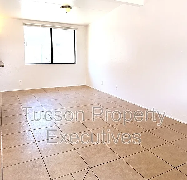 1646 N Beverly Ave — Photo 10