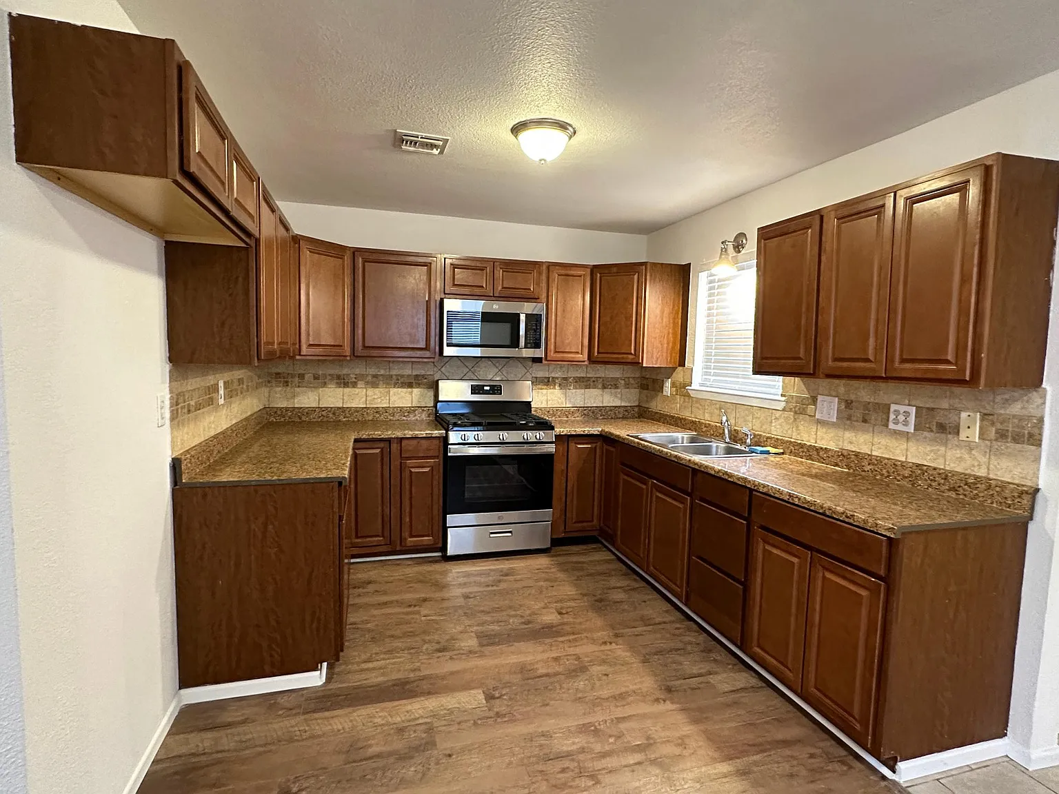 3 bed, 1287 sqft, $1,900 — Photo 1